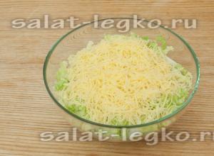 Zelný salát se sýrem a vejcem Salát z čerstvého zelí se sýrem