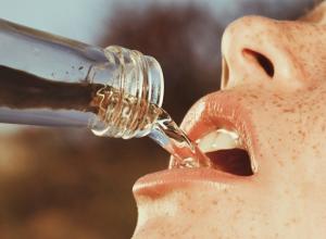 عالم البلاستيك: ما هي الزجاجات التي يجب ألا تشرب منها الماء؟