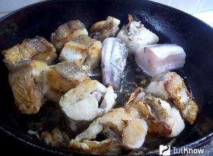 Oslić pirjan s mrkvom i lukom Recept riba s povrćem oslić