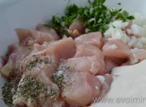 Σασλίκ κοτόπουλου στο φούρνο σε σουβλάκια, συνταγή με φωτογραφίες βήμα-βήμα