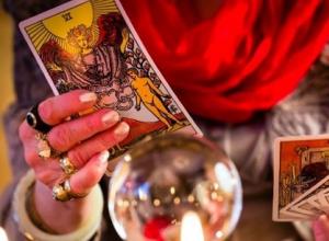 Fortune telling with tarot cards station for two juno